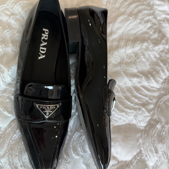 PRADA Vernice Metal Triangle Logo Pointed Toe 25mm Loafers - Picture 3 of 9